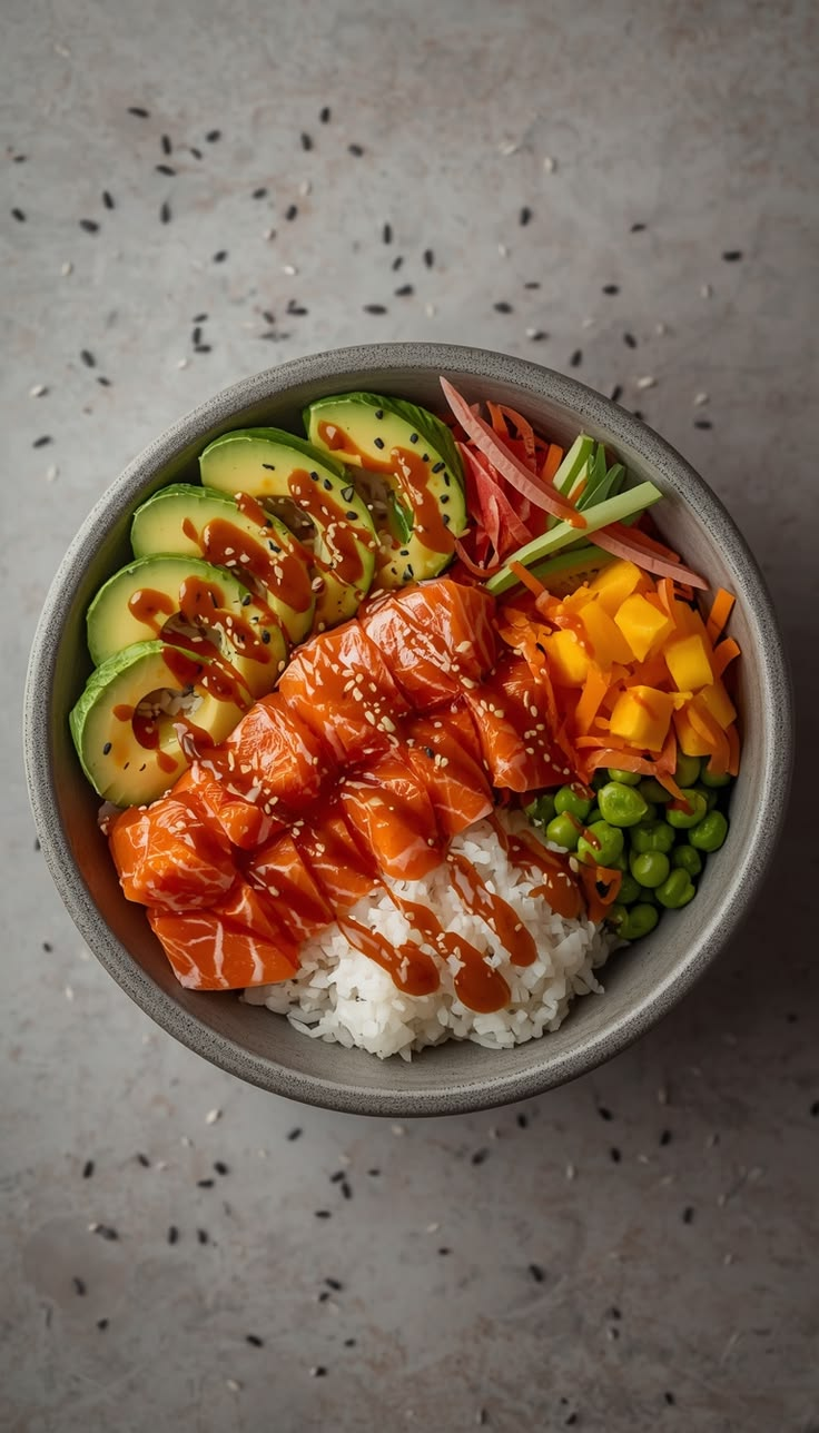 Poké bowl au saumon, mangue et avocat